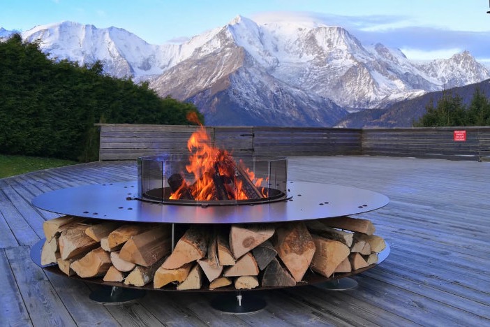 AK47 – Rugged fire pits in harmony with outdoor landscapes