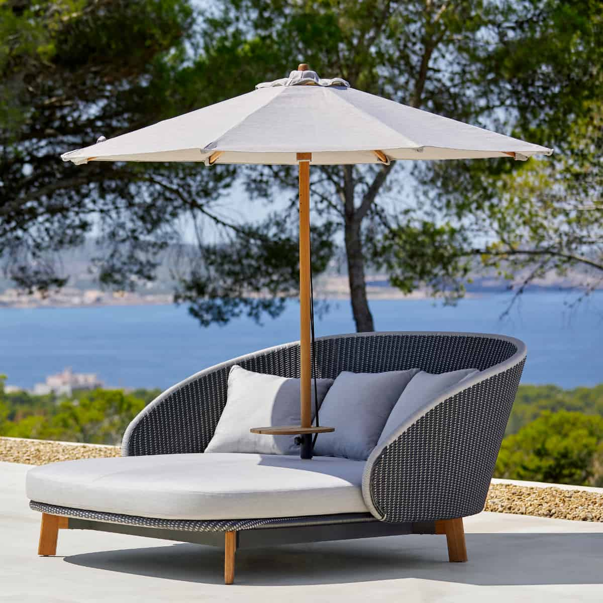 patio lounger with shade