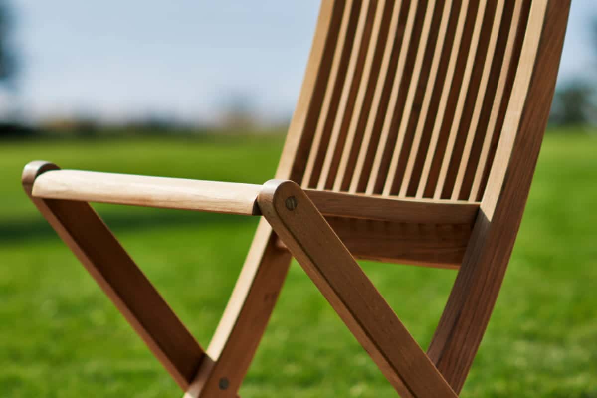 how to clean deck chairs