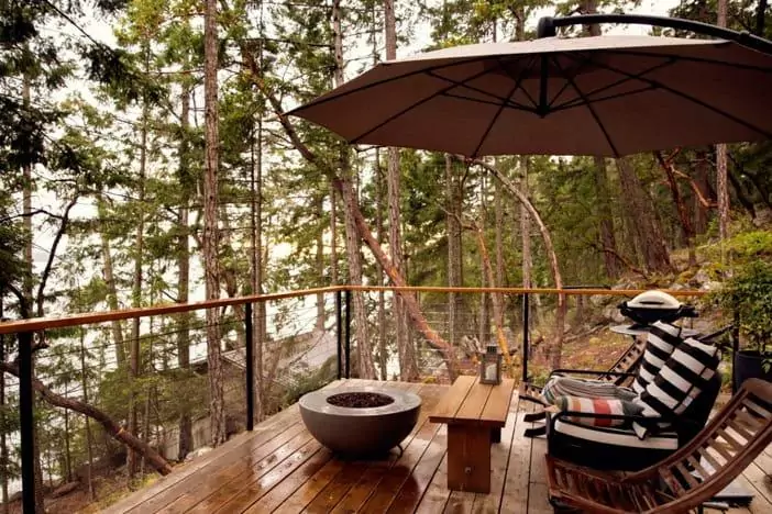 What is a cantilever umbrella - Rain