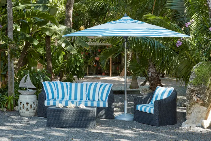 Outdoor entertainment ideas - Tropical & beachy decor